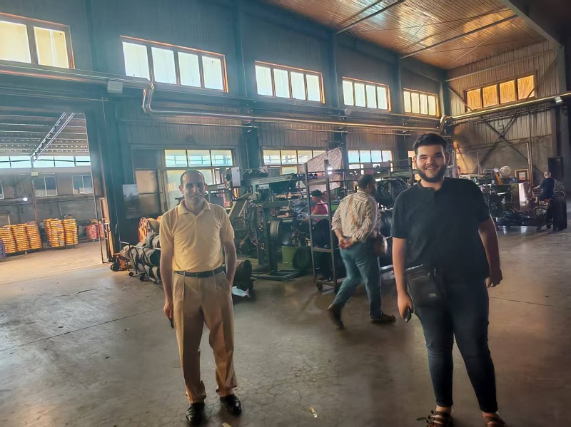 কারখানা পরিদর্শনের সময় মোটরসাইকেলের টায়ার এবং ভিতরের টিউবগুলি মিশরীয় গ্রাহকের কাছ থেকে স্বীকৃতি লাভ করে